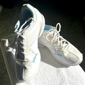 Women’s Puma tennis shoe so 9